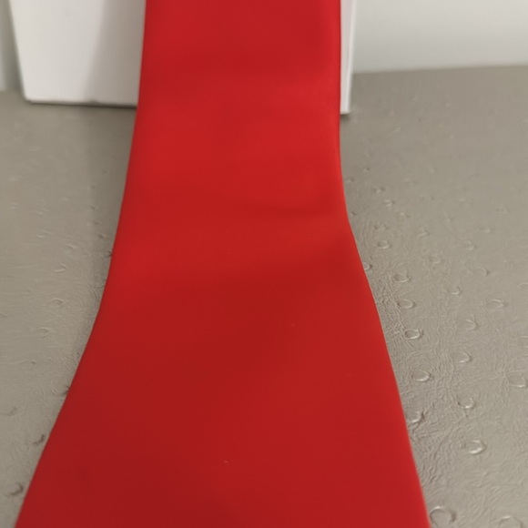 Red tie - Picture 2 of 4